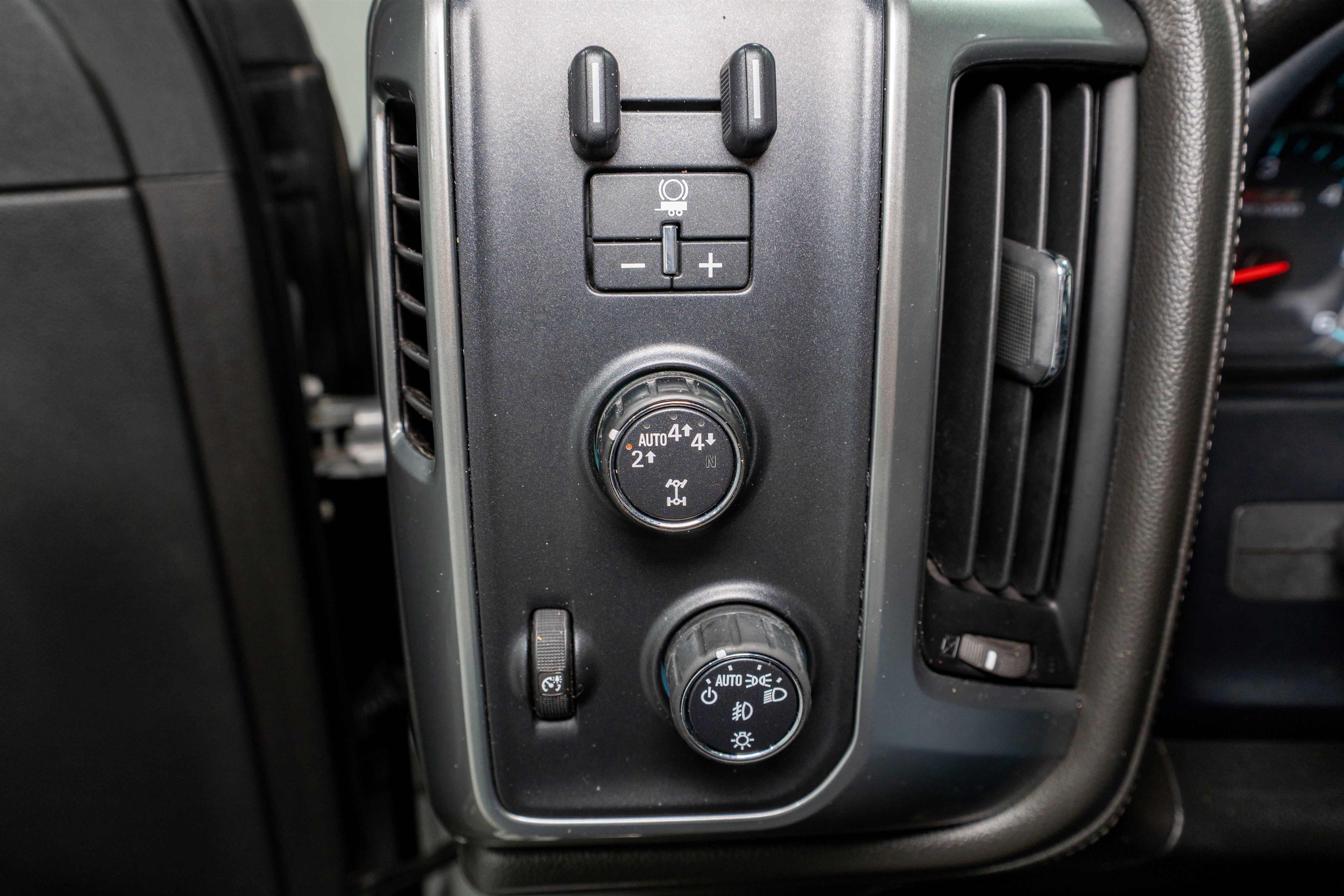 Used 2017 Chevrolet Silverado 1500 LTZ Z71 image 33