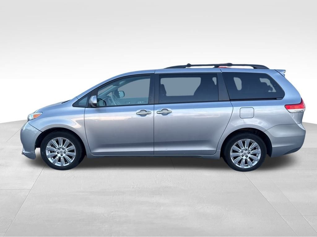Used 2012 Toyota Sienna XLE image 39