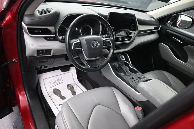 Used 2023 Toyota Highlander XLE AWD/4WD image 22
