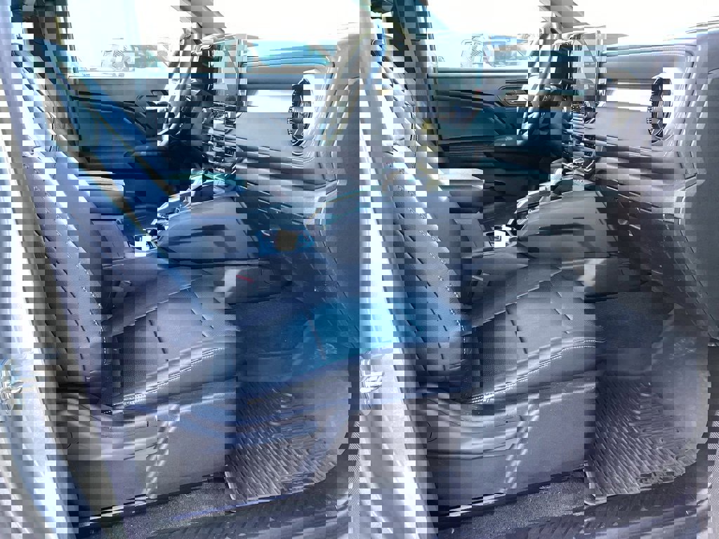 Used 2023 Chevrolet Colorado LT w/ LT Convenience Package II image 7