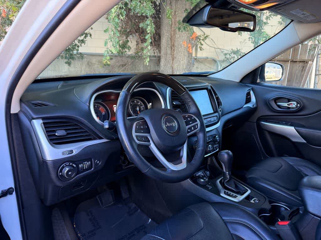 Used 2017 Jeep Cherokee Overland w/ Technology Group AWD/4WD image 2
