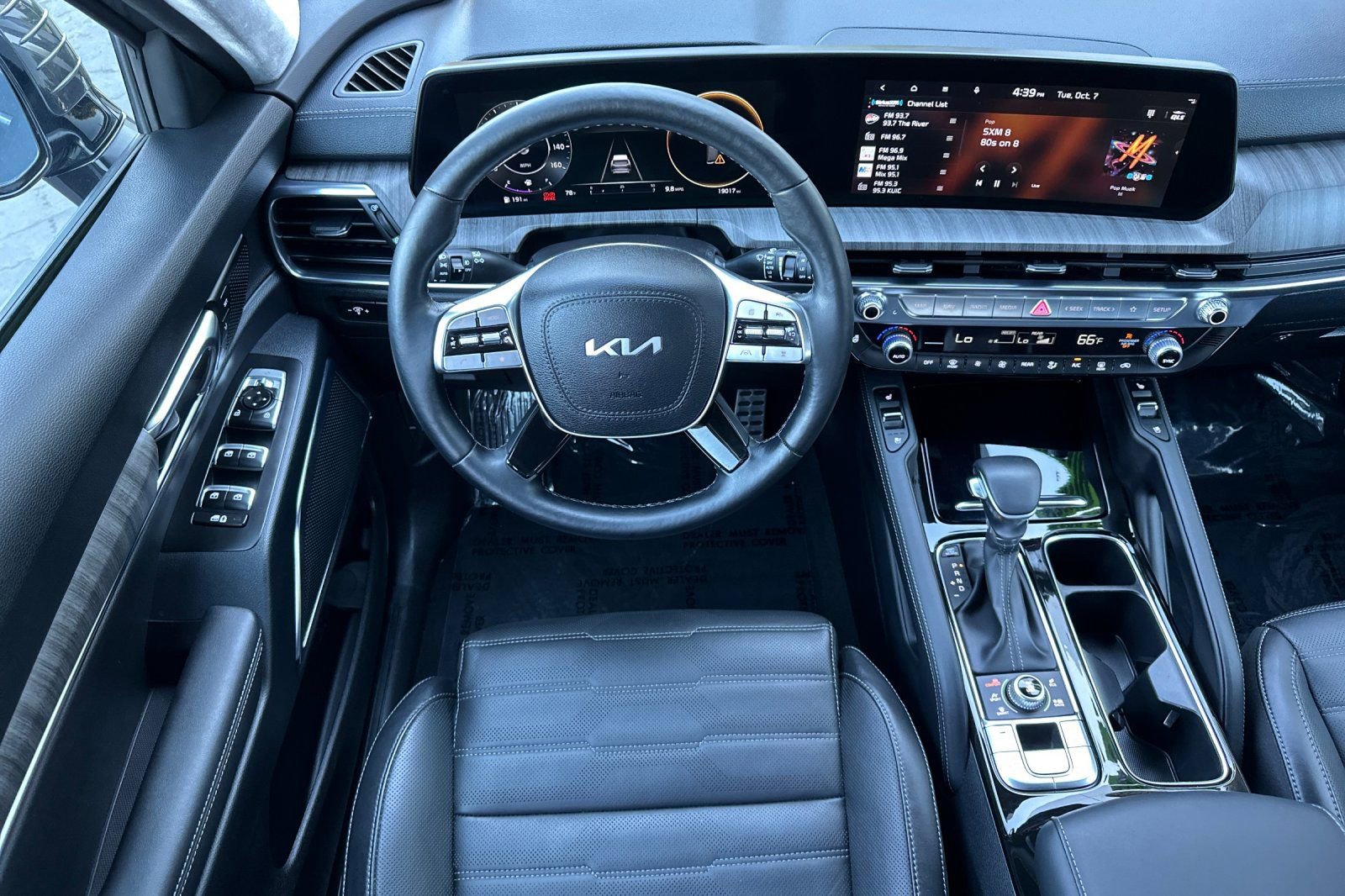 Certified 2024 Kia Telluride SX Prestige w/ Towing Package image 17