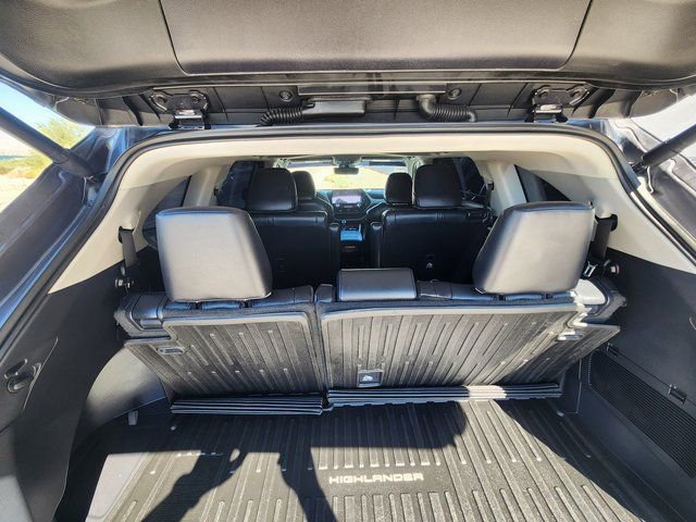 Used 2025 Toyota Highlander XLE image 16