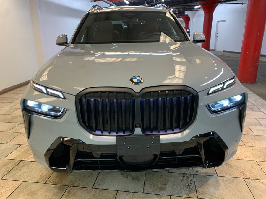 Used 2023 BMW X7 xDrive40i w/ M Sport Package AWD/4WD image 4