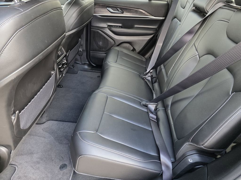 Used 2025 Jeep Grand Cherokee Limited w/ Black Appearance Package image 18