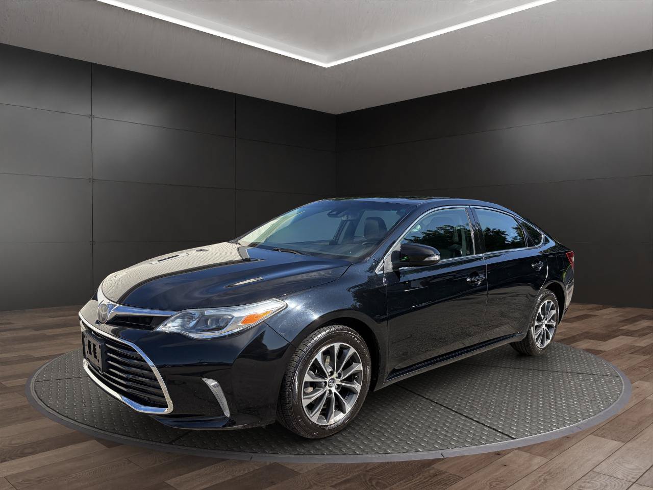 Used 2017 Toyota Avalon XLE Premium w/ All Weather Liner Package FWD image 4