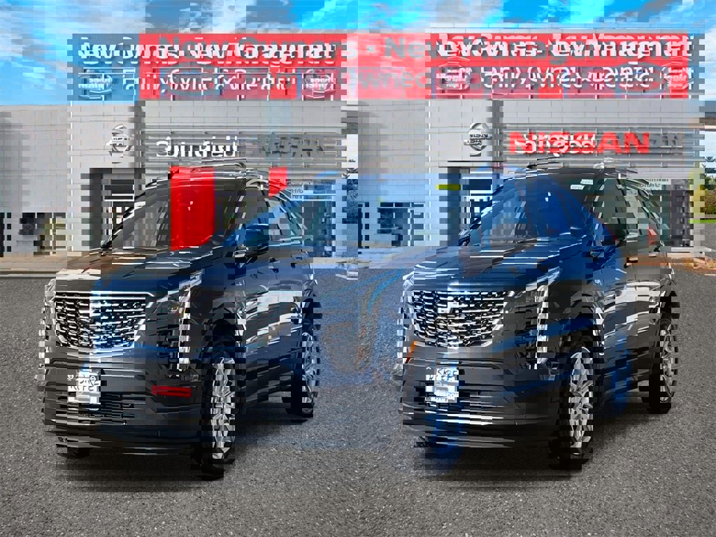 Used 2023 Cadillac XT4 Luxury w/ Cold Weather Package image 2