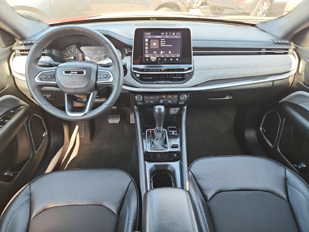 Used 2025 Jeep Compass Latitude w/ Sun & Sound Group AWD/4WD image 26