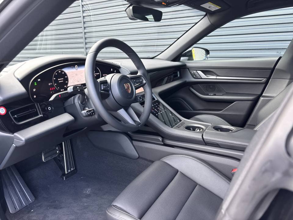 New 2025 Porsche Taycan w/ Premium Package RWD image 10