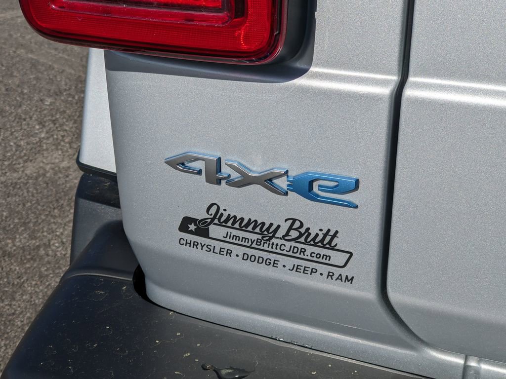 Used 2024 Jeep Wrangler Unlimited Sahara w/ Technology Group image 24