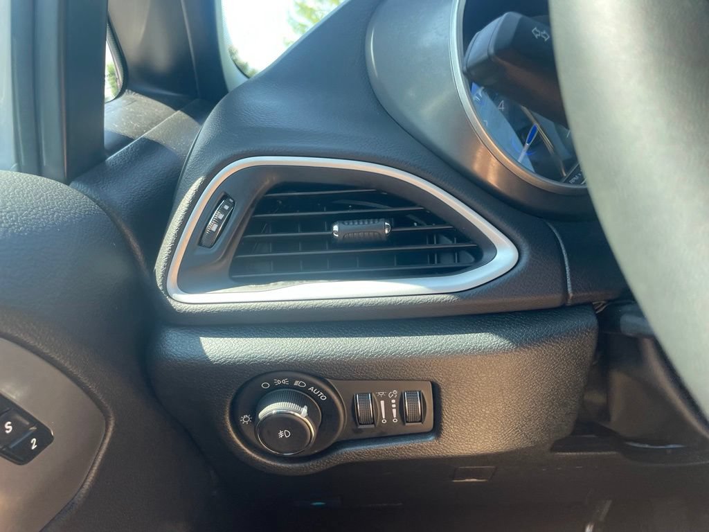 Used 2025 Chrysler Pacifica Select FWD image 12