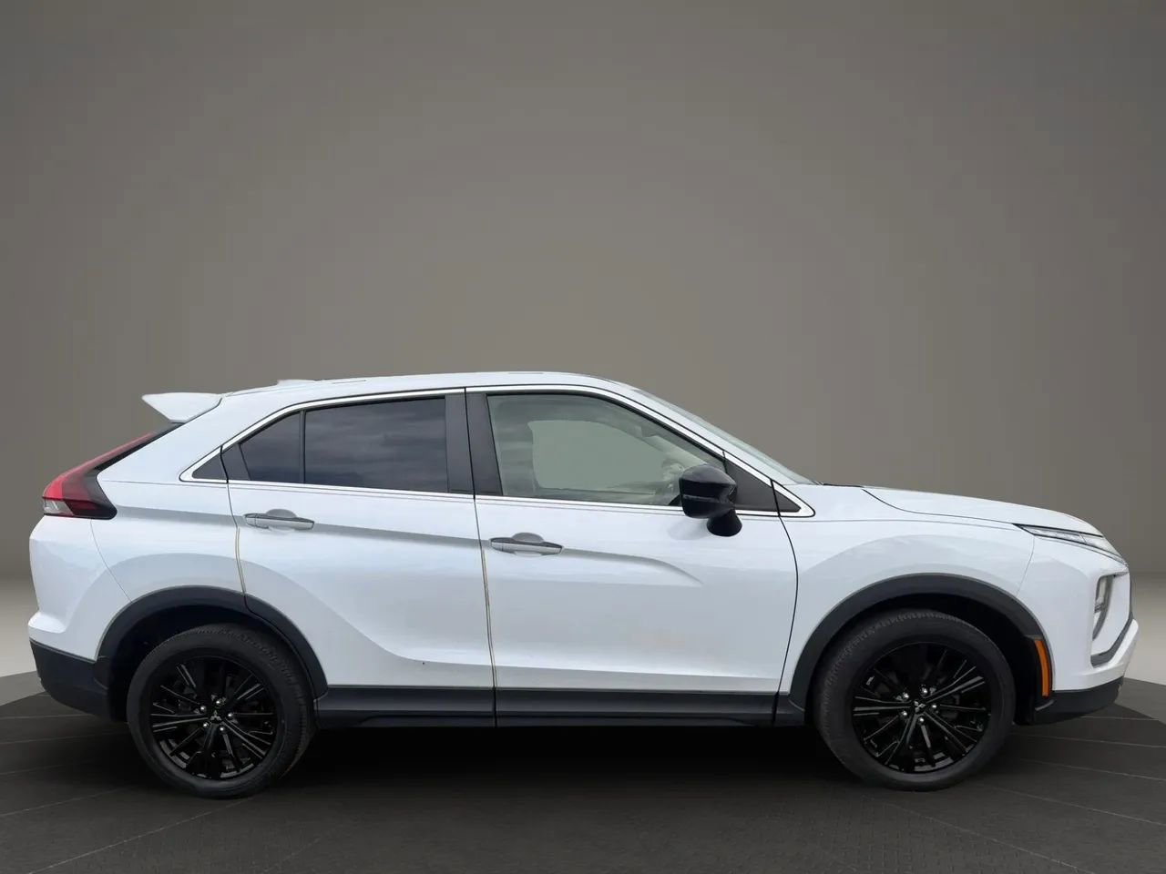 Used 2022 Mitsubishi Eclipse Cross LE FWD image 4