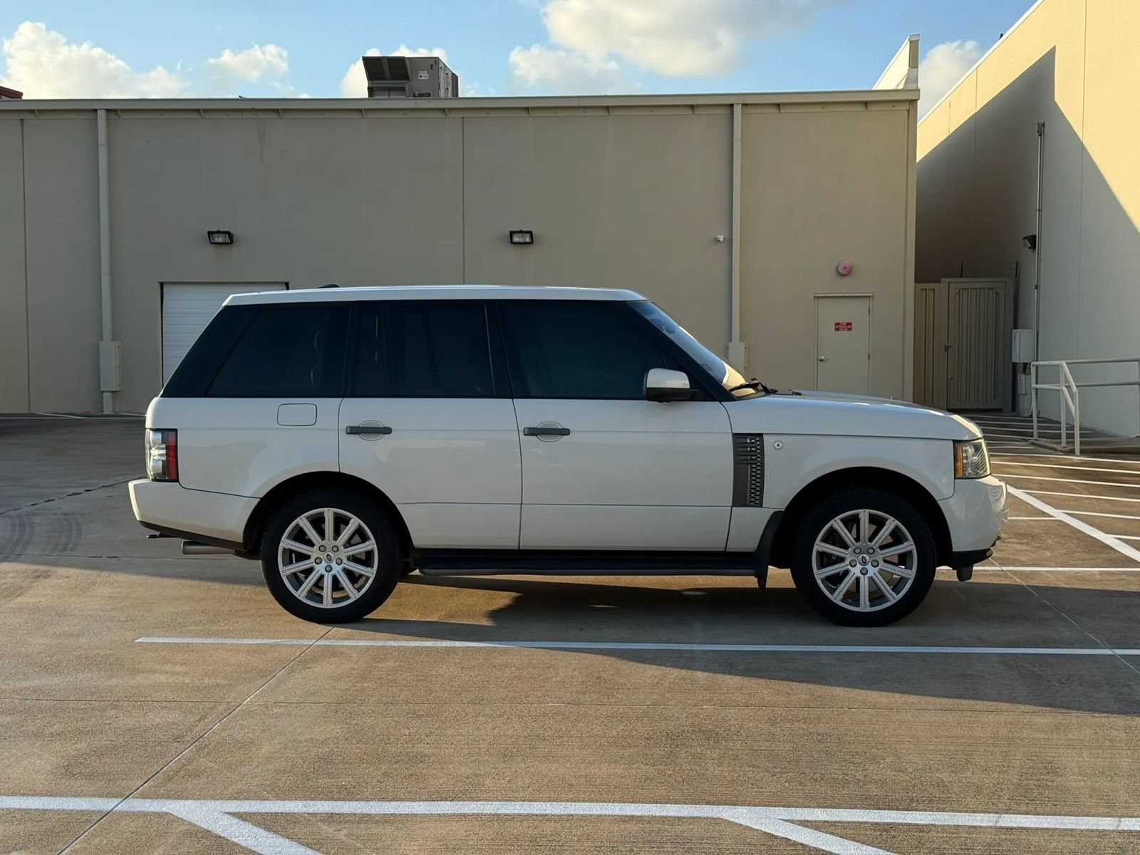 Used 2010 Land Rover Range Rover Supercharged AWD/4WD image 8