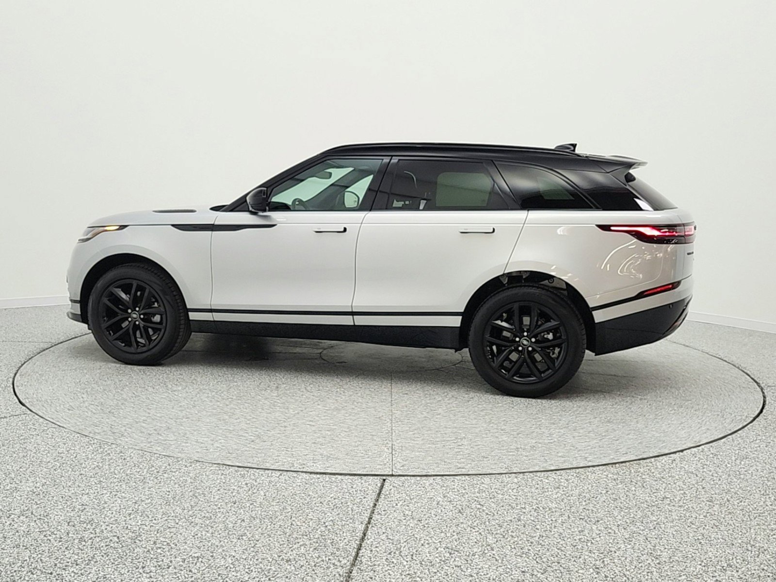 Used 2024 Land Rover Range Rover Velar Dynamic SE AWD/4WD image 8