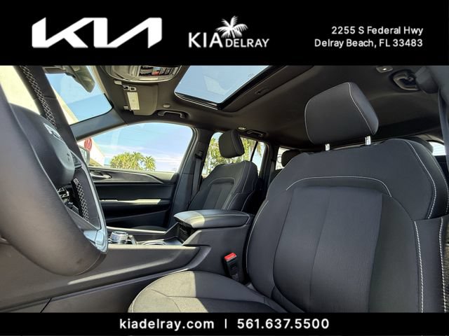 Used 2025 Jeep Grand Cherokee Laredo X w/ Luxury Tech Group I RWD image 19