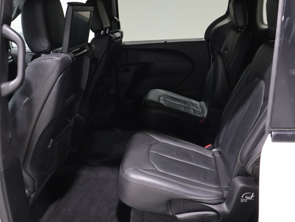 Used 2019 Chrysler Pacifica Touring-L Plus w/ S Appearance Package FWD image 18