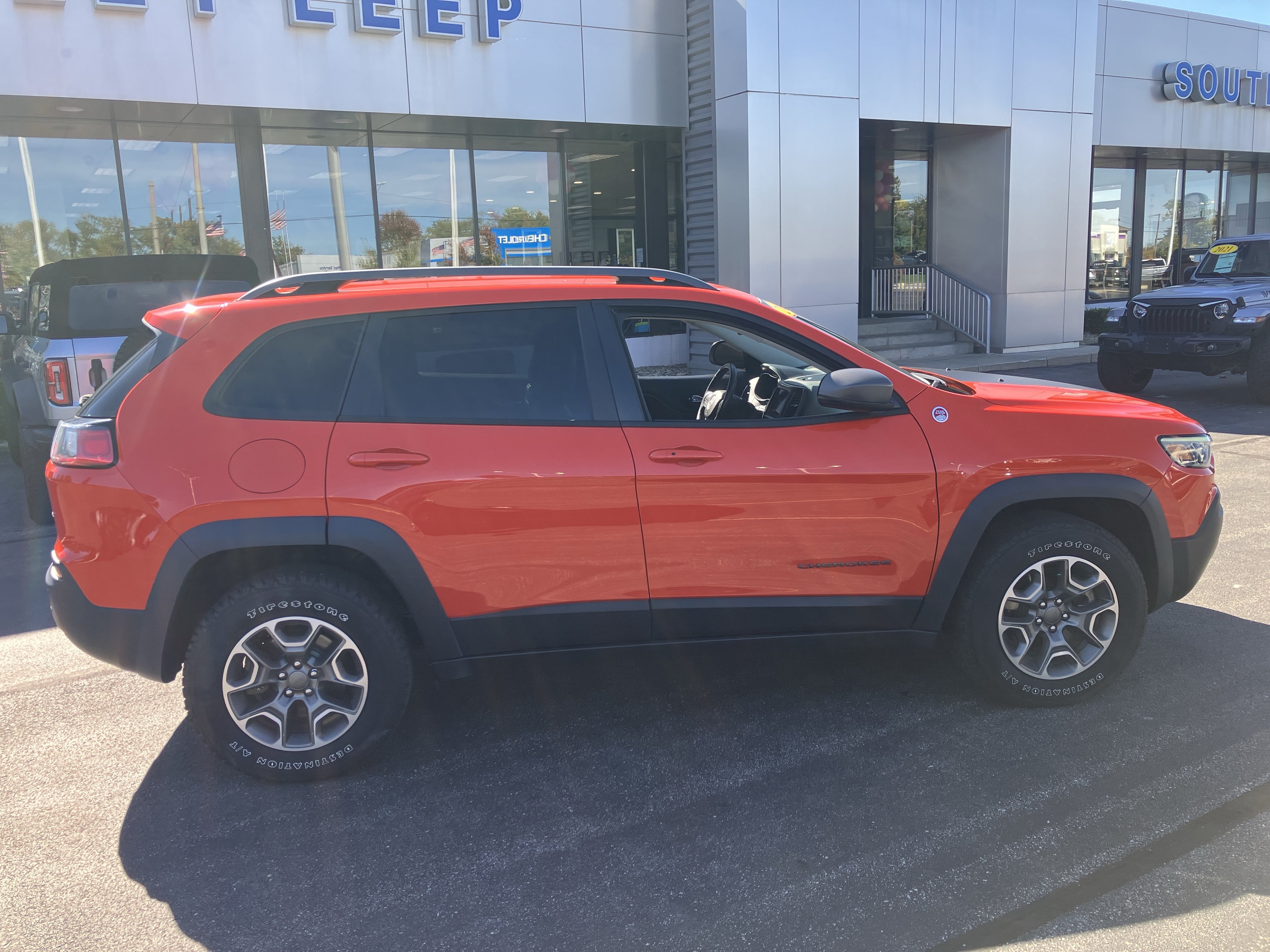Used 2021 Jeep Cherokee Trailhawk AWD/4WD image 8