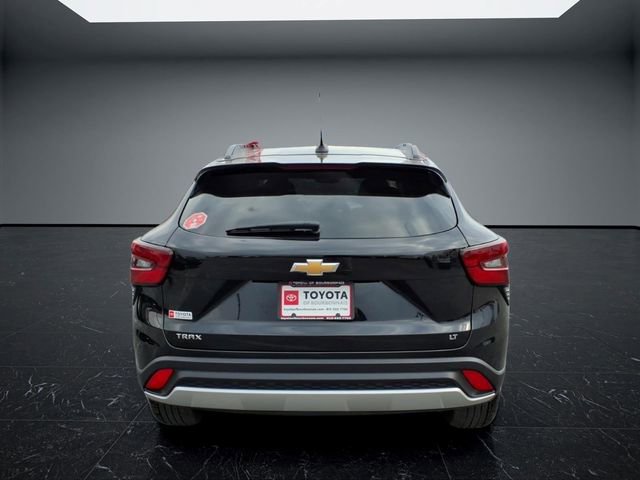 Used 2025 Chevrolet Trax LT FWD image 4