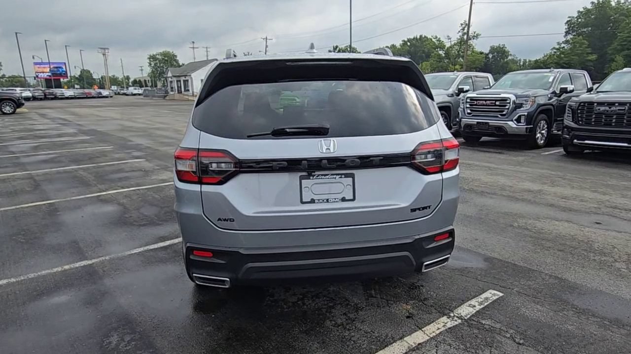 Used 2025 Honda Pilot Sport image 8