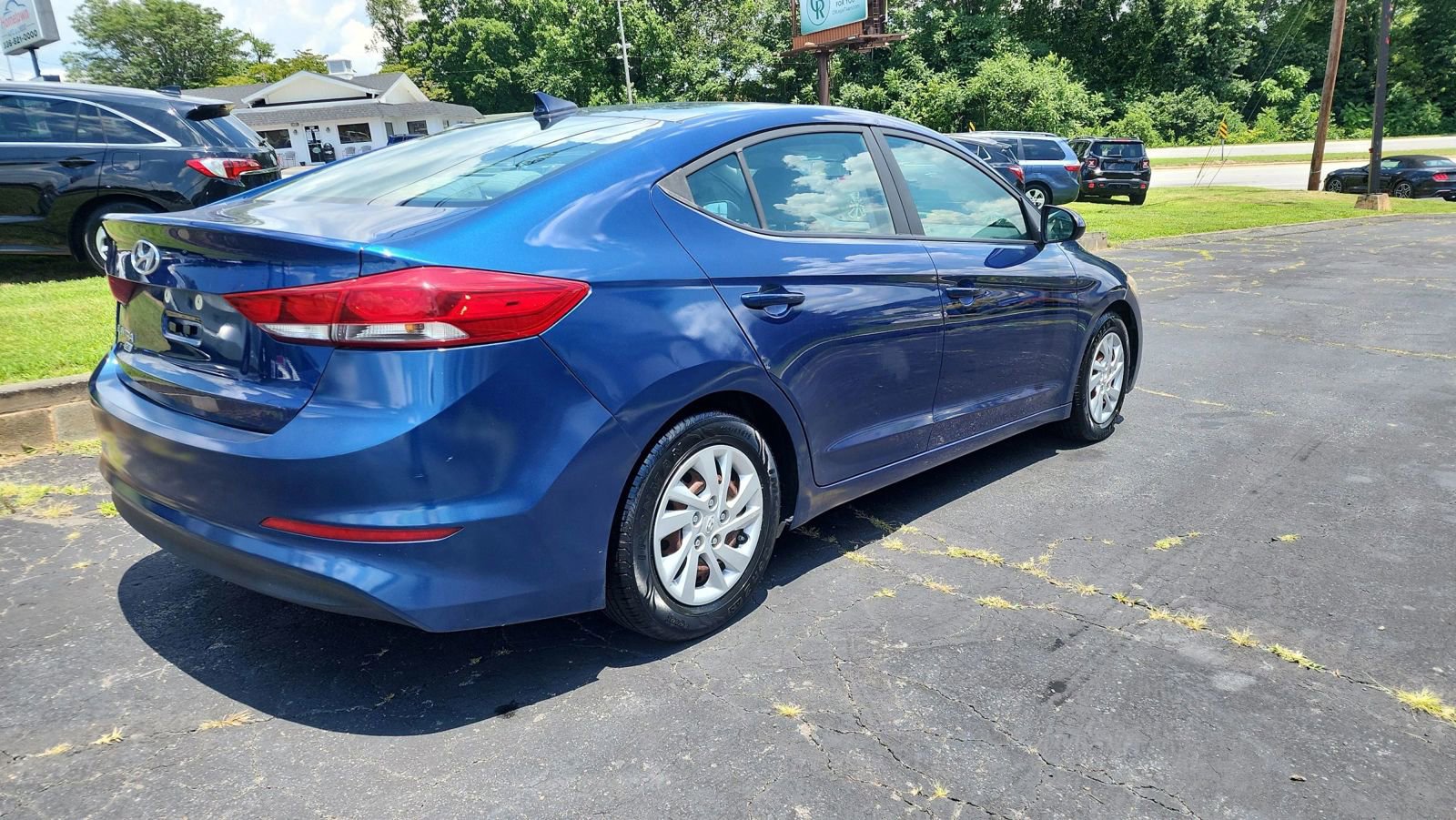Used 2017 Hyundai Elantra SE image 5