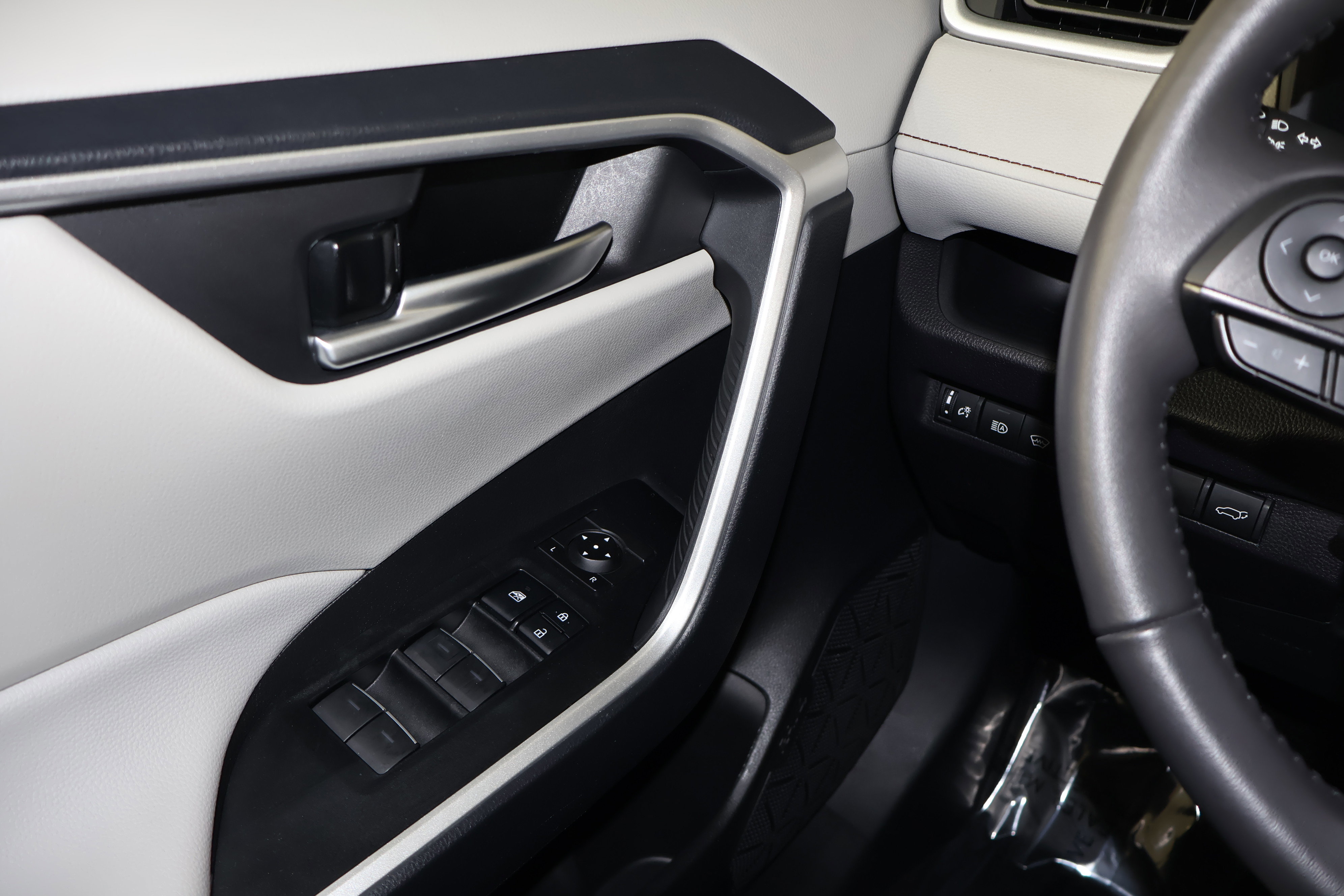 Used 2025 Toyota RAV4 XLE w/ Convenience Package image 35