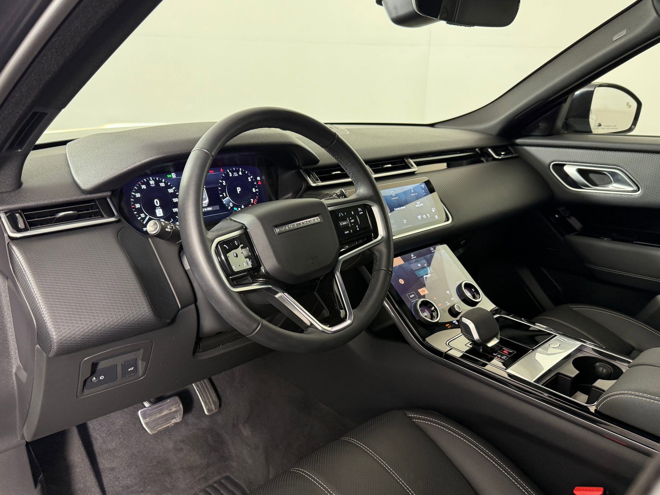 Used 2023 Land Rover Range Rover Velar R-Dynamic S image 4