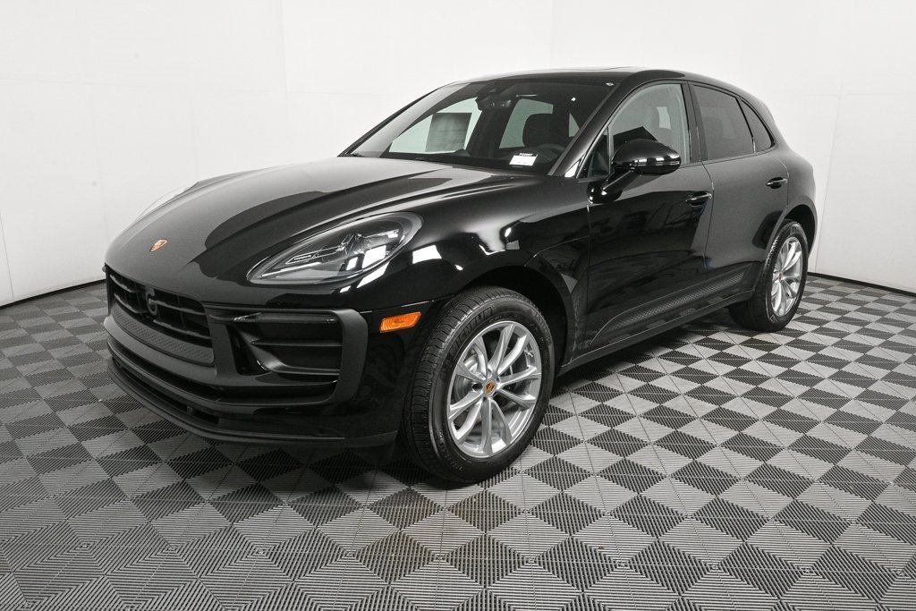 Certified 2025 Porsche Macan image 1