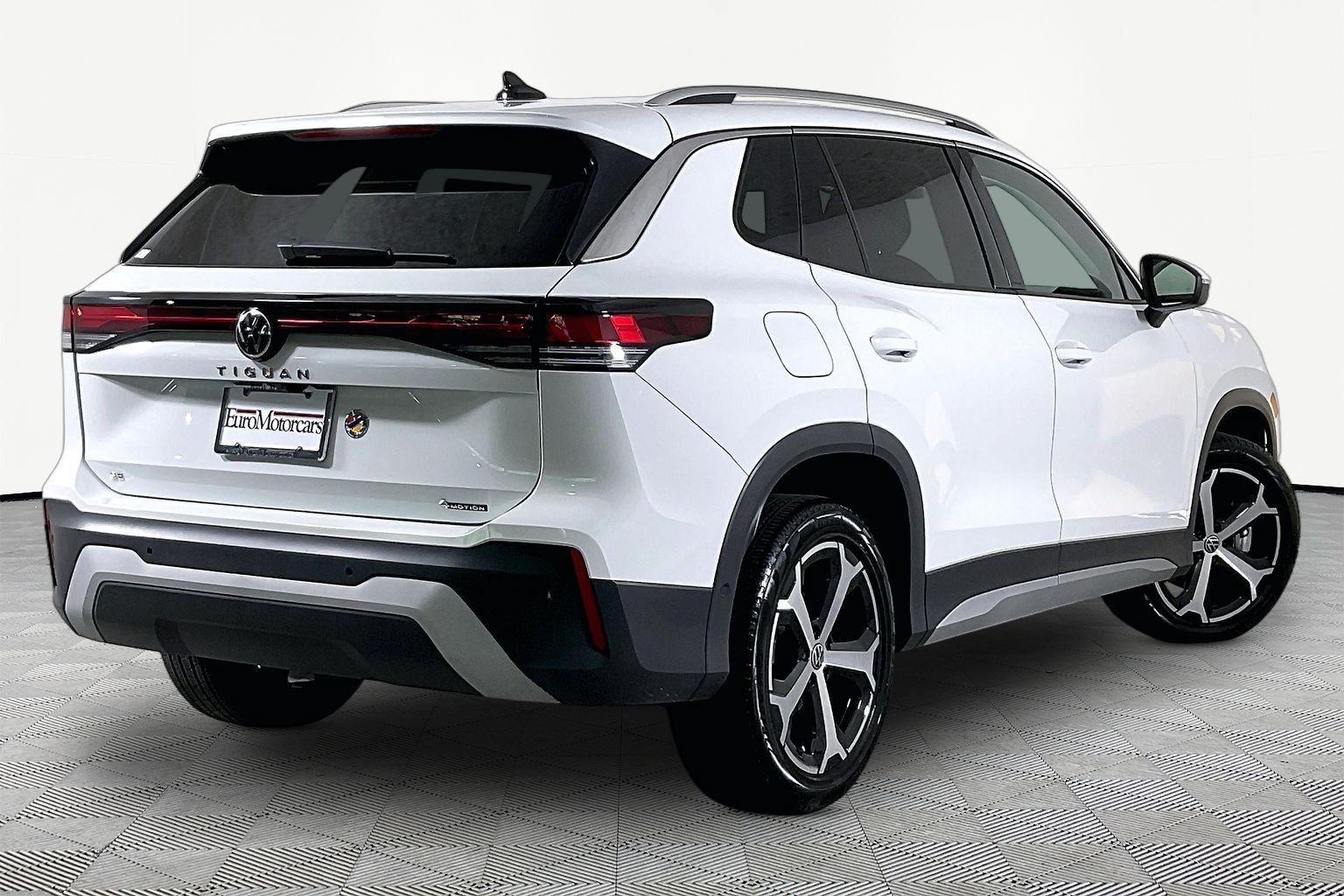 Used 2025 Volkswagen Tiguan SE AWD/4WD image 7