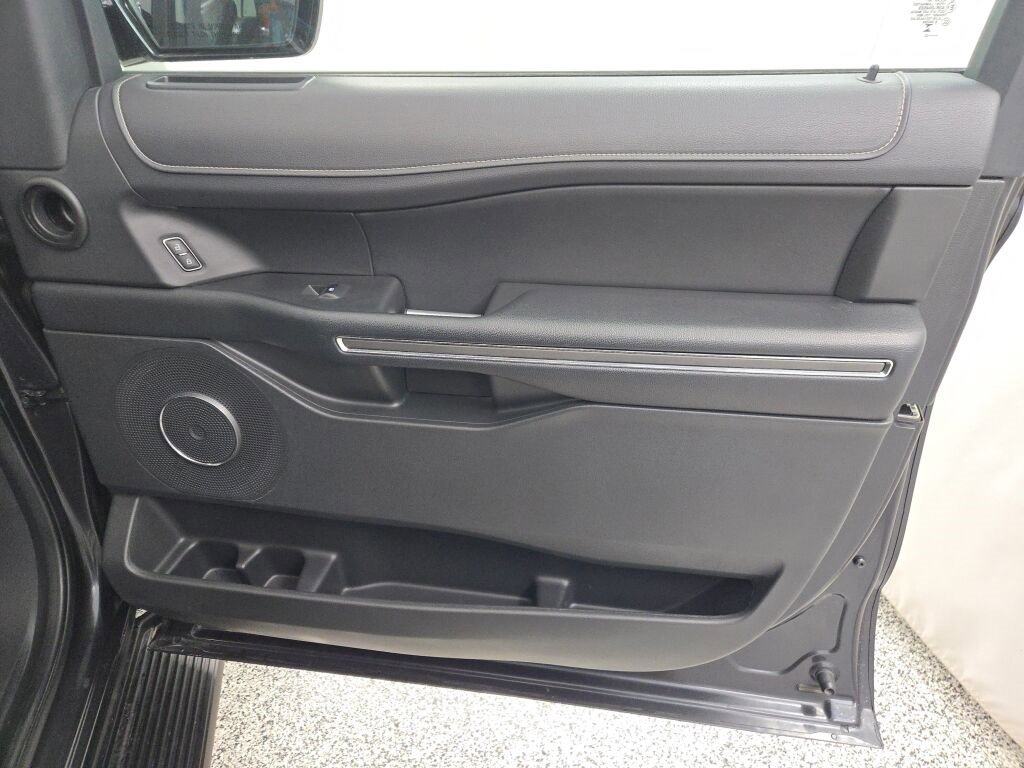 Used 2023 Ford Expedition Max XLT image 6