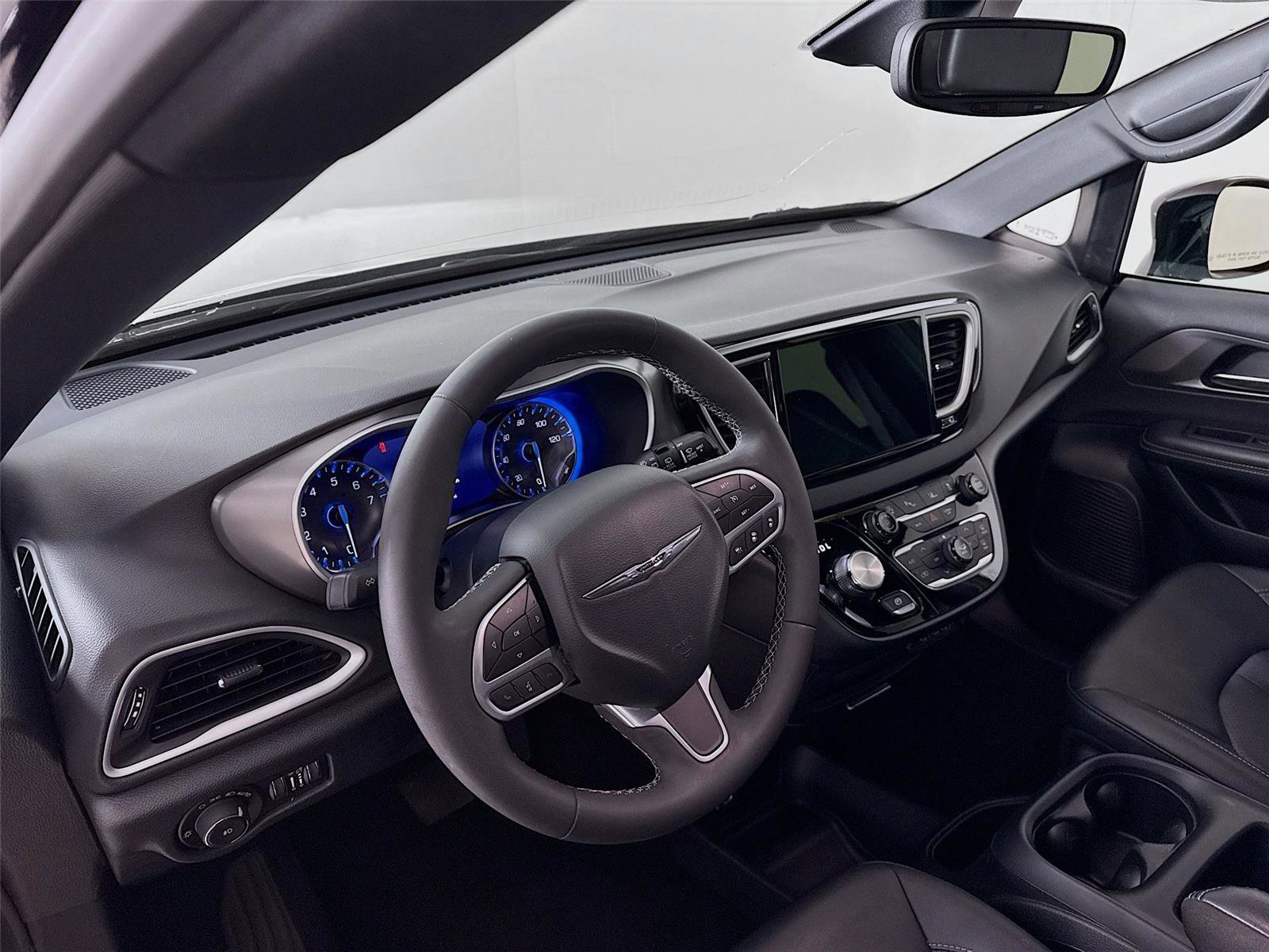 Used 2025 Chrysler Pacifica Select image 23