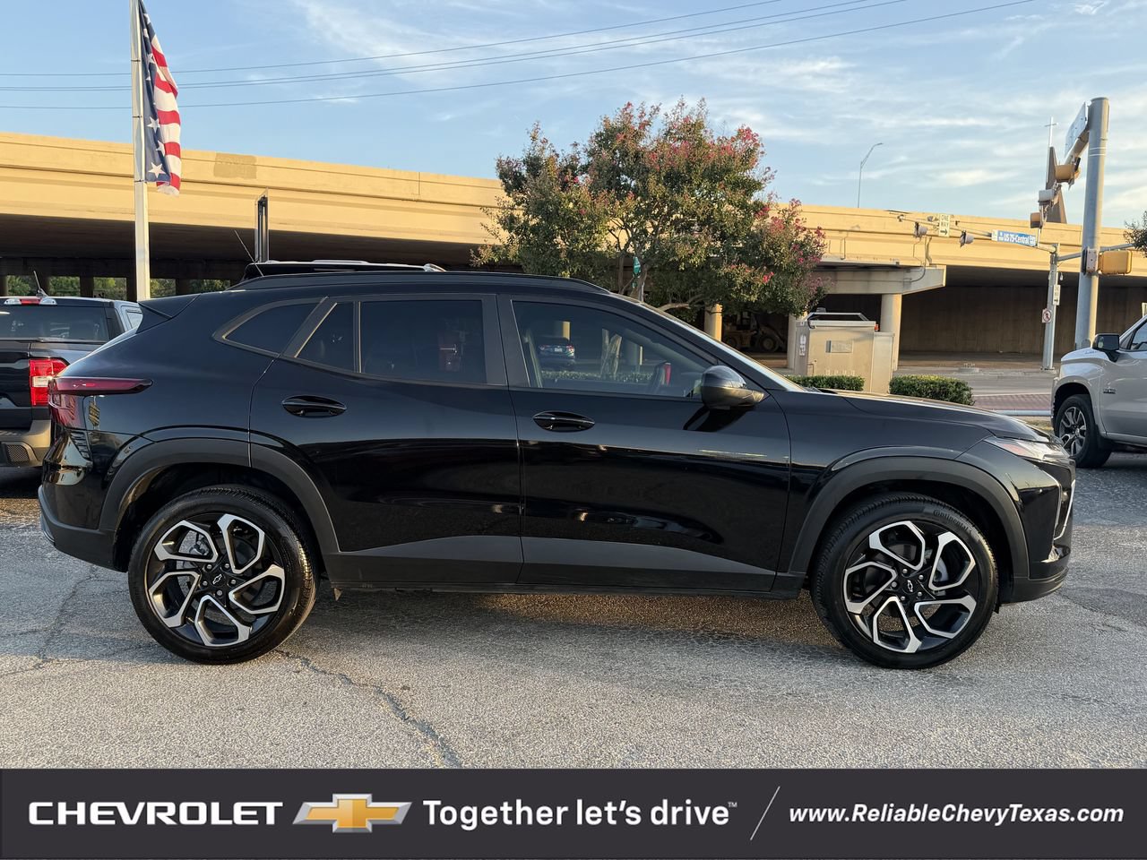 Used 2025 Chevrolet Trax RS w/ Sunroof Package FWD image 5
