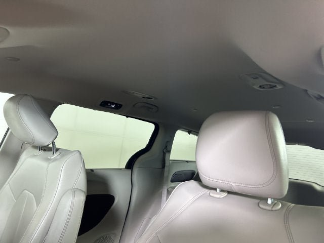 Used 2020 Chrysler Pacifica Touring-L FWD image 12