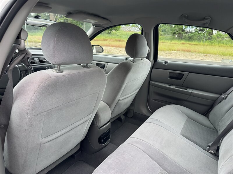 Used 2005 Ford Taurus SE FWD image 13