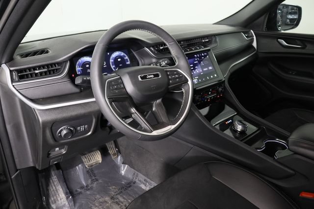 Used 2025 Jeep Grand Cherokee Altitude AWD/4WD image 25
