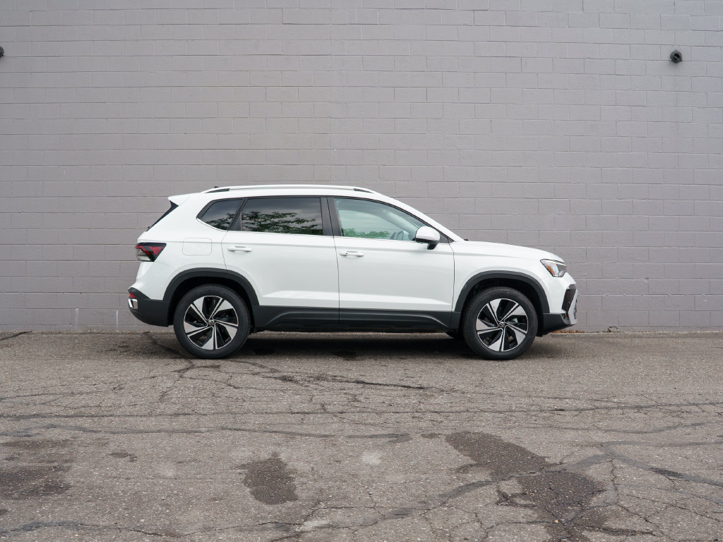 Certified 2025 Volkswagen Taos SE AWD/4WD image 8