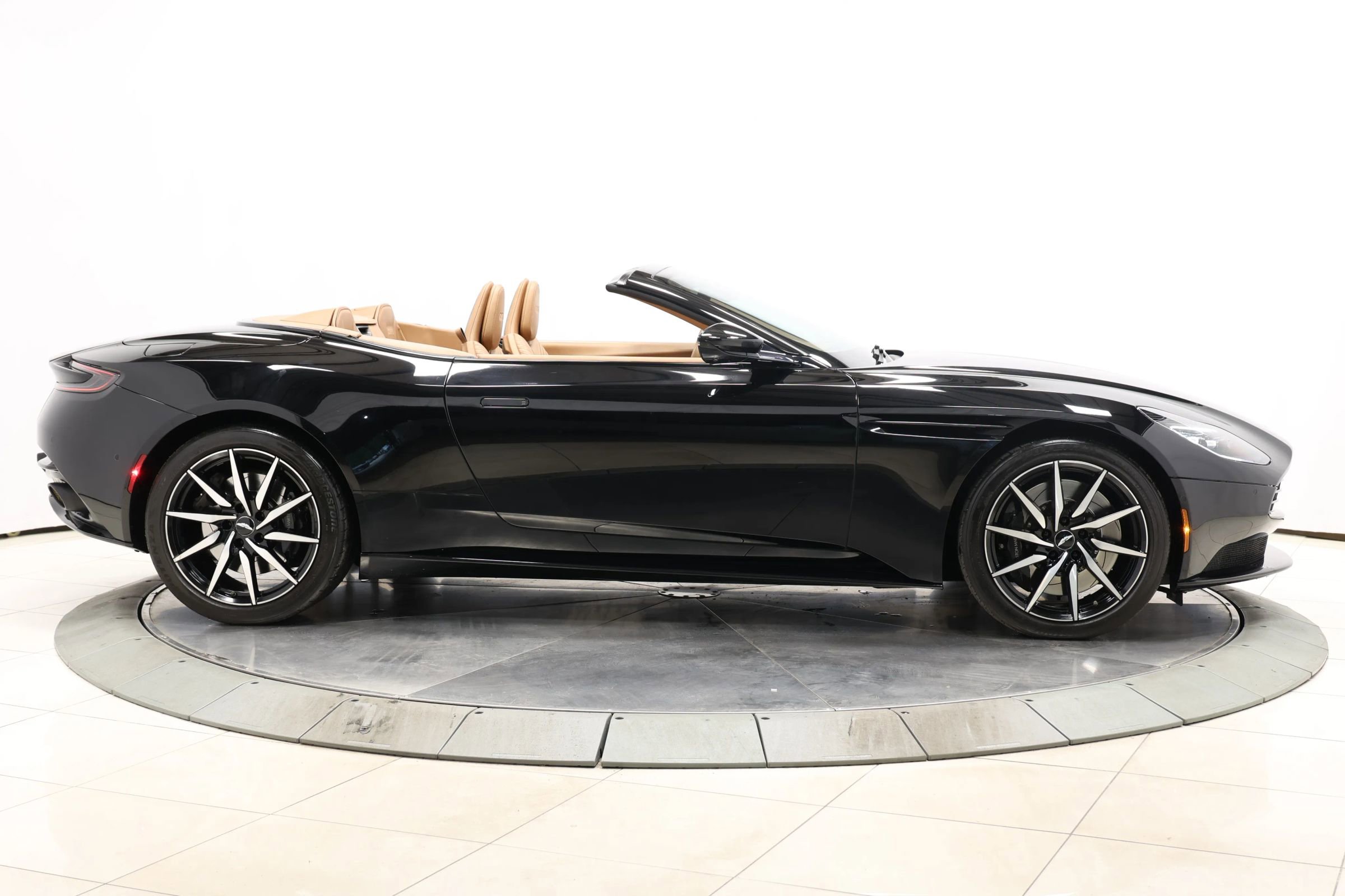 Used 2020 Aston Martin DB11 Volante image 60