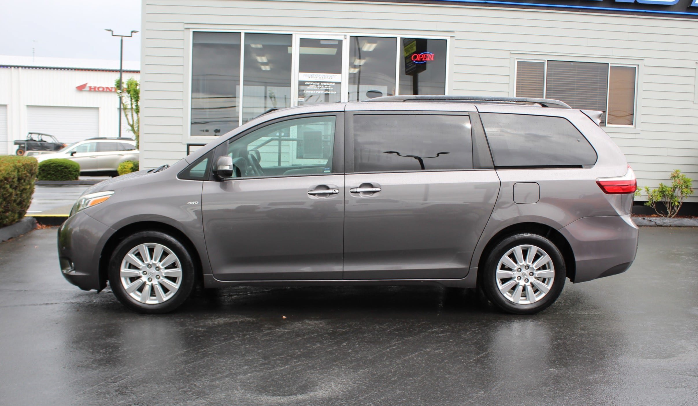 Used 2017 Toyota Sienna Limited AWD/4WD image 3