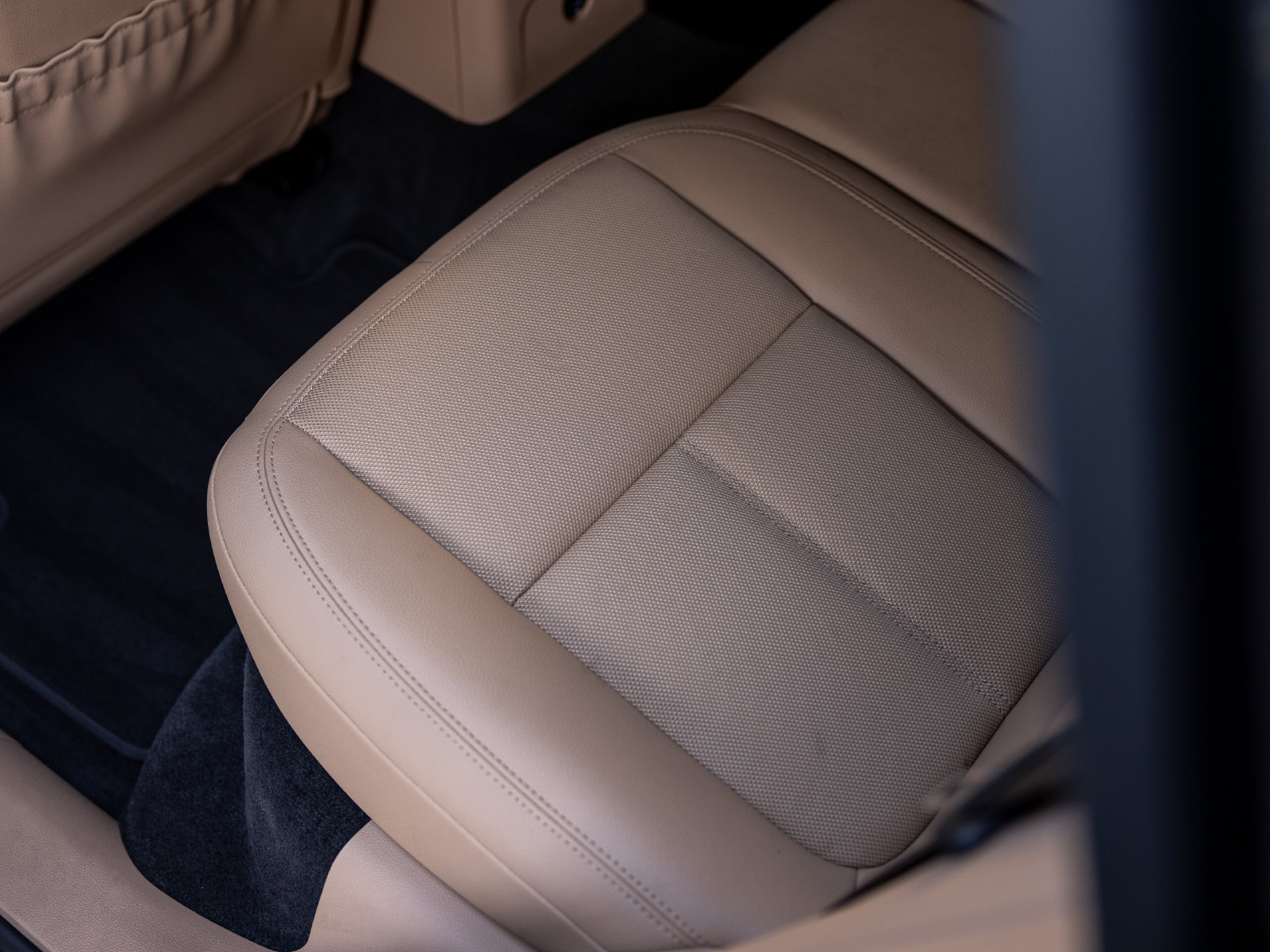 Certified 2023 Porsche Macan AWD/4WD image 30