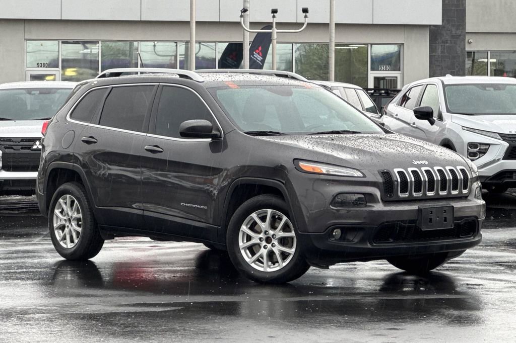 Used 2017 Jeep Cherokee Latitude FWD image 2