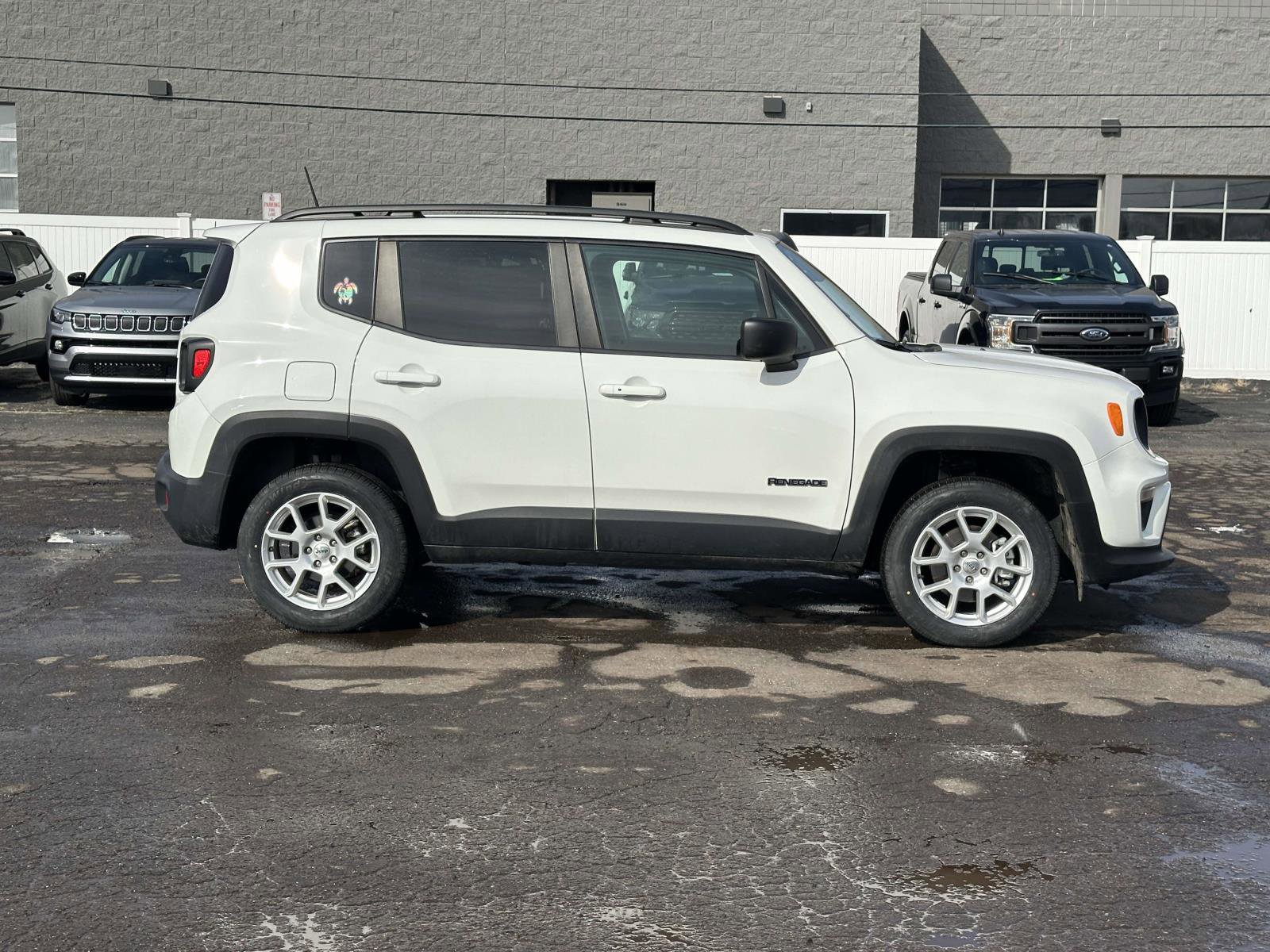 Used 2022 Jeep Renegade Latitude w/ Convenience Group image 2