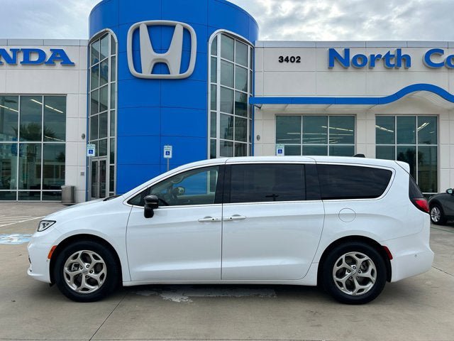 Used 2024 Chrysler Pacifica Limited w/ Uconnect Theater Family Group image 2