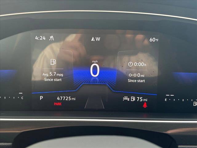 Used 2023 Volkswagen Tiguan SE w/ Panoramic Sunroof Package image 12