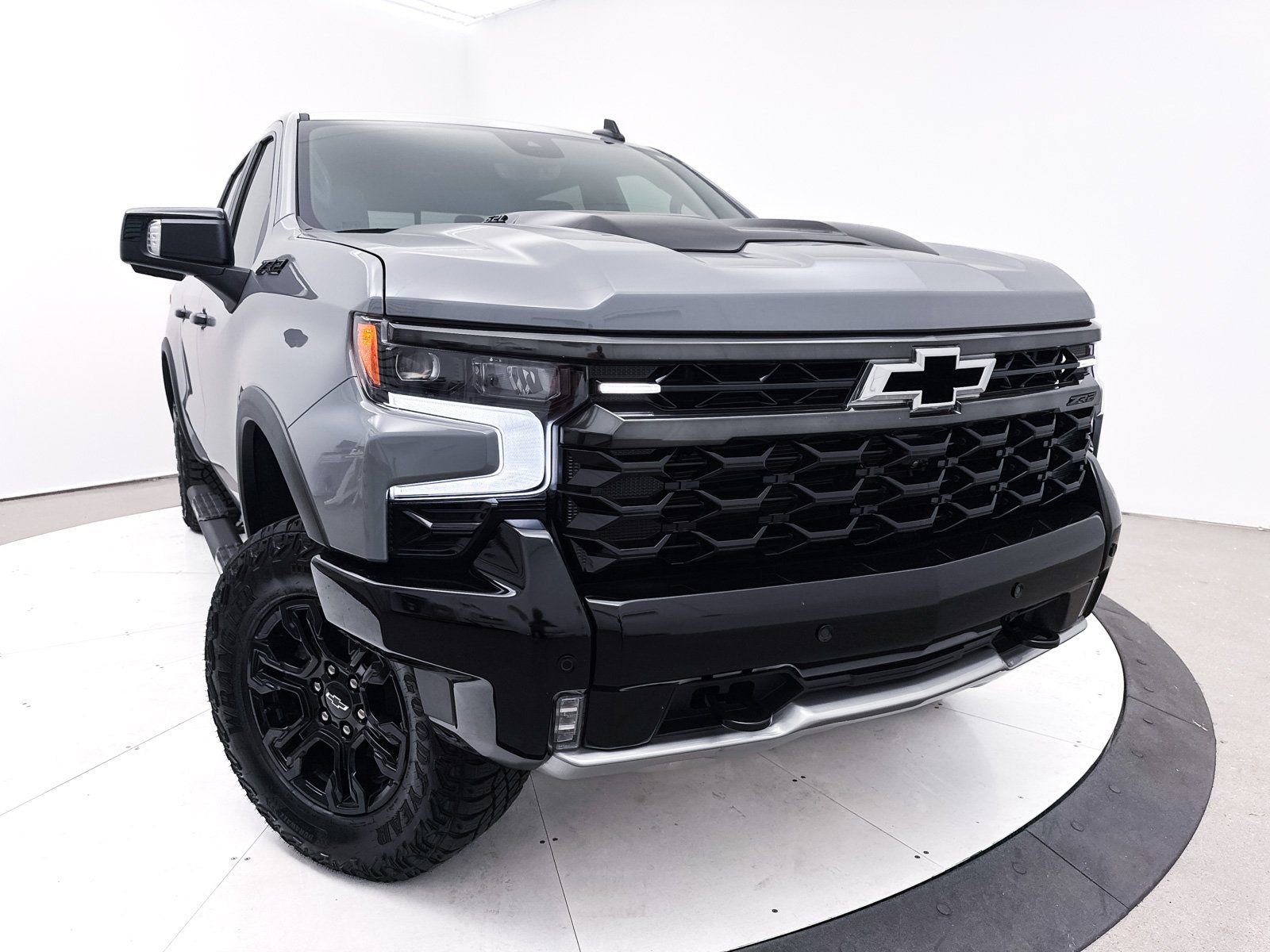 Used 2025 Chevrolet Silverado 1500 ZR2 w/ Technology Package image 7