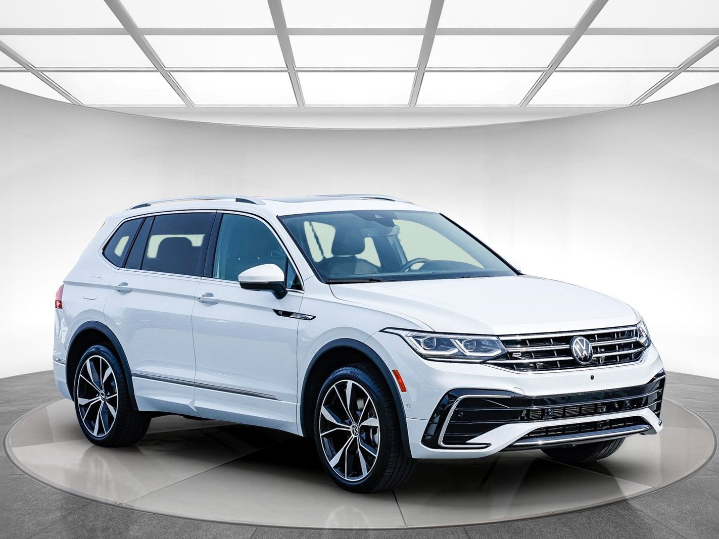 Used 2024 Volkswagen Tiguan SEL R-Line image 5
