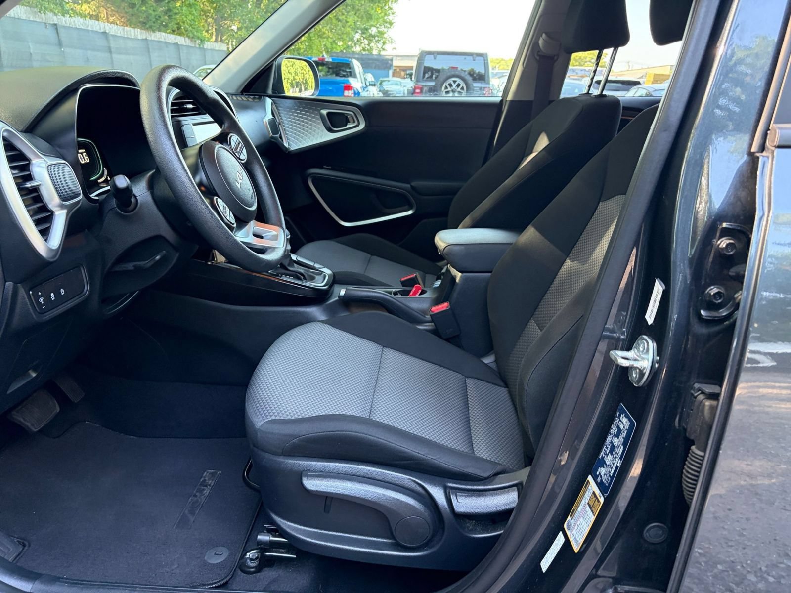 Used 2025 Kia Soul LX w/ LX Technology Package FWD image 24