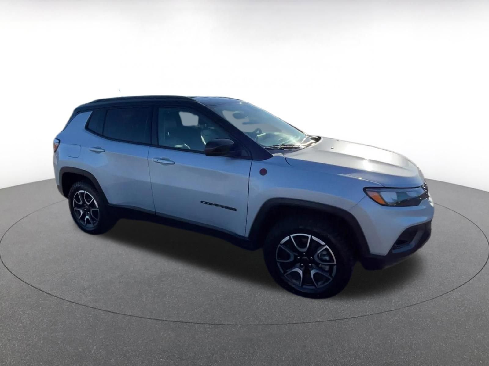 Used 2025 Jeep Compass Trailhawk image 2