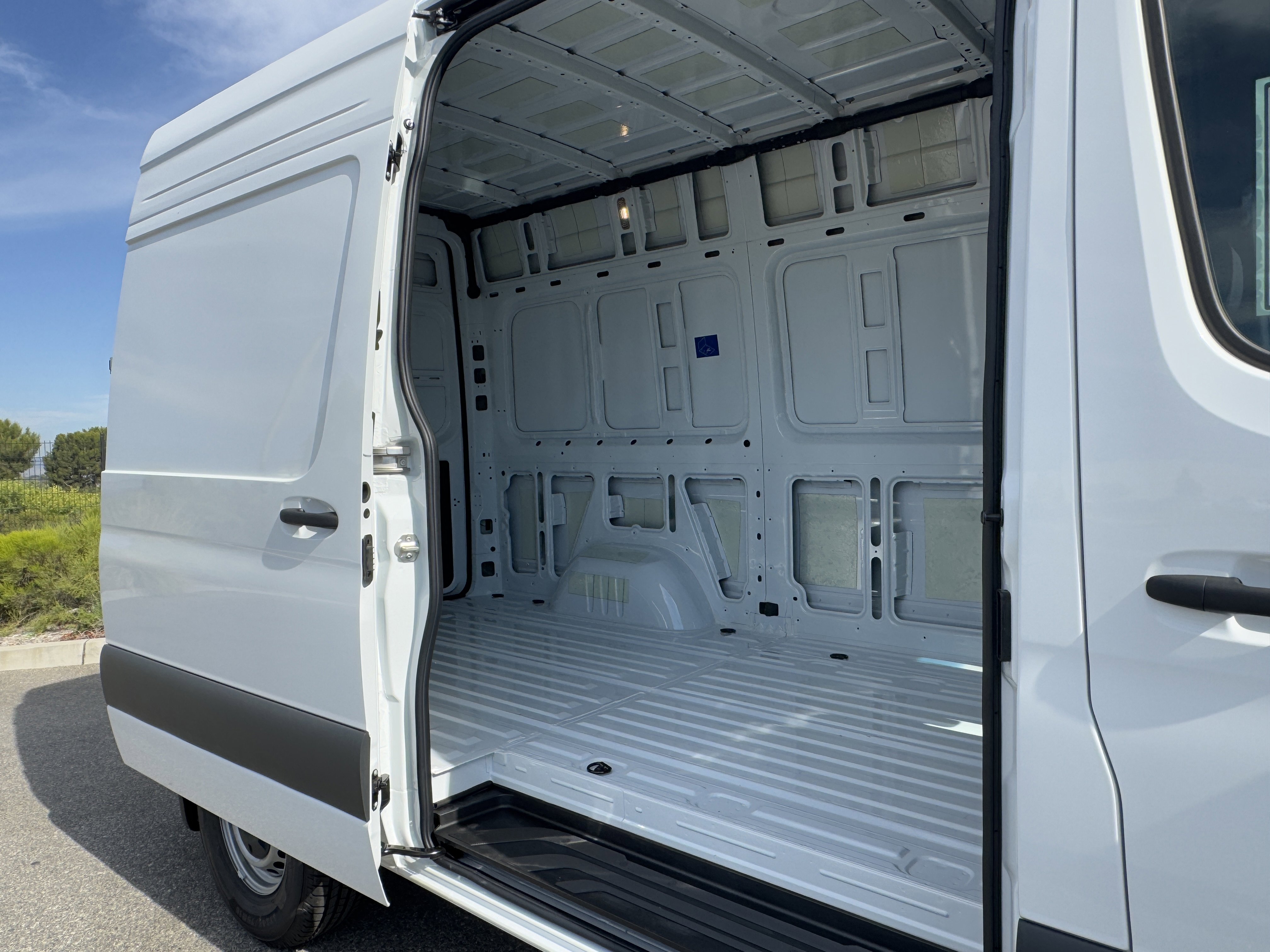 New 2025 Mercedes-Benz Sprinter 2500 image 18