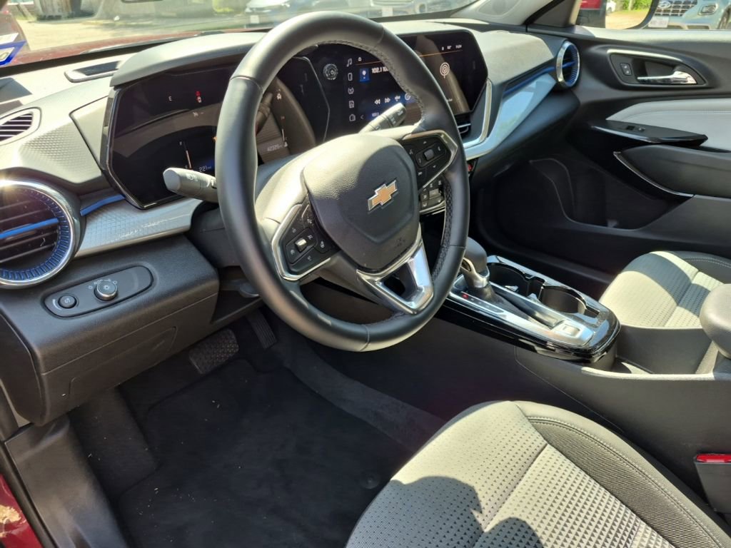 Used 2025 Chevrolet Trax LT w/ LT Convenience Package image 6