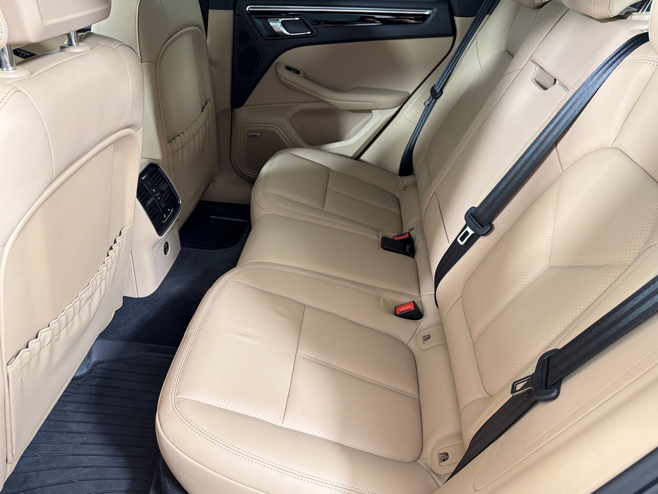 Certified 2026 Porsche Macan AWD/4WD image 30