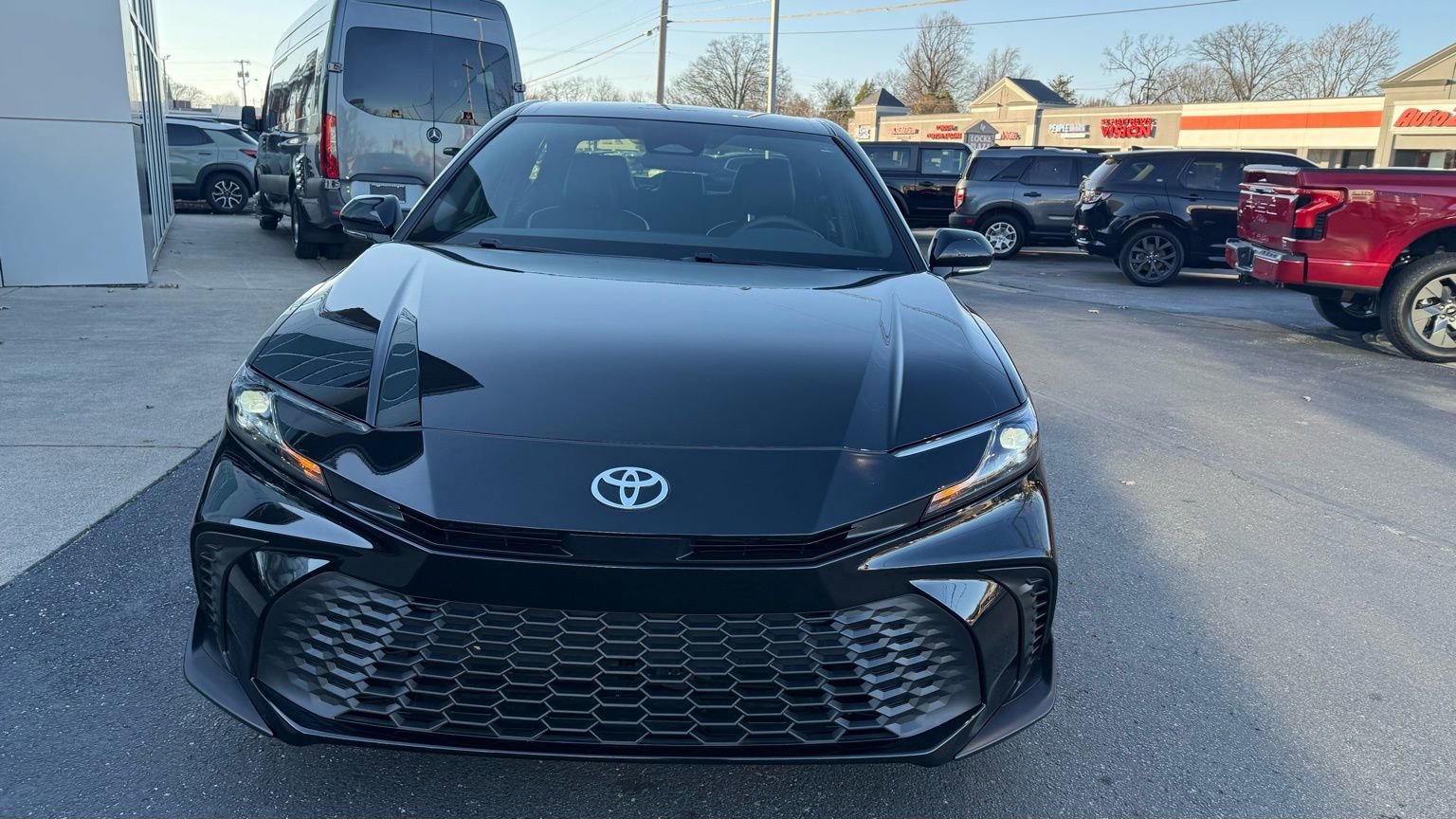 Used 2025 Toyota Camry SE image 4